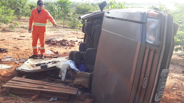 Homem passa horas dentro de carro capotado