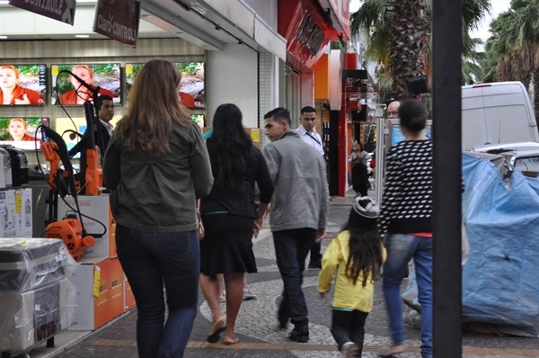 Os casais terão que tirar os agasalhos do armário para curtirem o Dia dos Namorados, já que a previsão é de frio intenso (Foto: A Cidade)