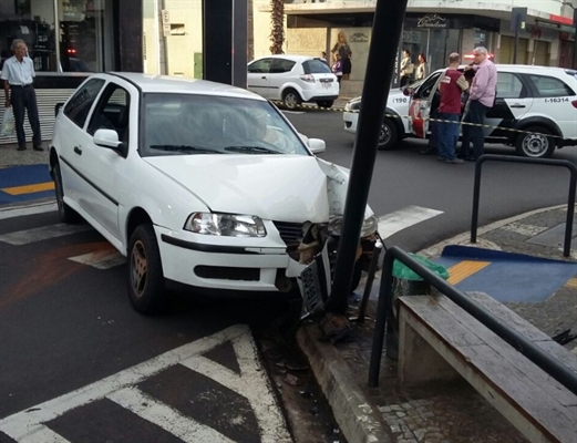 Automóvel bate contra poste na rua Amazonas