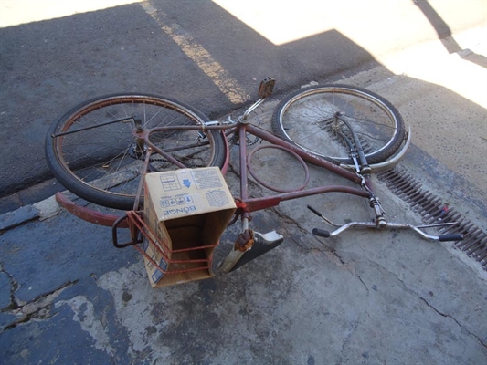 Ciclista de 47 anos bate cabeça contra o asfalto em acidente