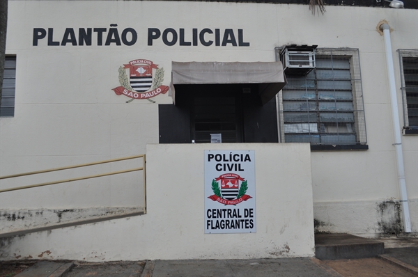 Diante dos fatos, o homem foi preso e conduzido para a Central de Flagrantes; o crime foi registrado no Pozzobon (Foto: Aline Ruiz/A Cidade)