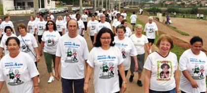 Terceira idade pratica exercícios físicos 