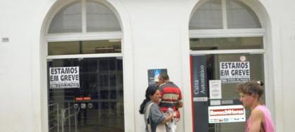 Cerca de 500 bancários paralisados na região