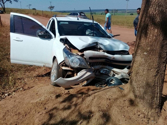  Aposentado morreu após perder o controle de carro e bater em árvore de estrada rural que liga Santo Antônio do Aracanguá a Sud Mennucci (SP) (Foto: Arquivo Pessoal) 