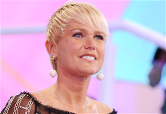 Xuxa reclama o fato de questionarem a cor de seu novo namorado