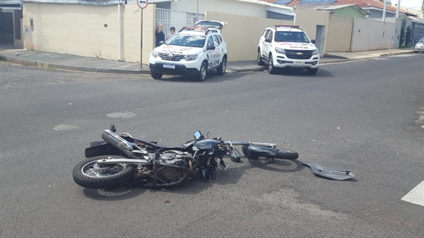 A fuga da polícia só terminou depois que o criminoso bateu com a moto contra um carro na rua Felício Marão em Votuporanga (Foto: Arquivo pessoal)