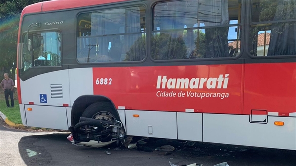 Com a batida, a moto foi parar debaixo do pneu dianteiro esquerdo do ônibus (Fotos: A Cidade)