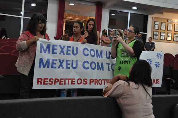 Com faixas e acompanhados de alguns dos cachorros resgatados por eles, alguns protetores protestaram contra Edinalva Azevedo (Foto: A Cidade)