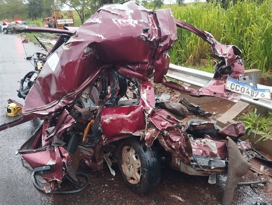 Carro ficou completamente destruído após o grave acidente (Foto: Rádio Povão)
