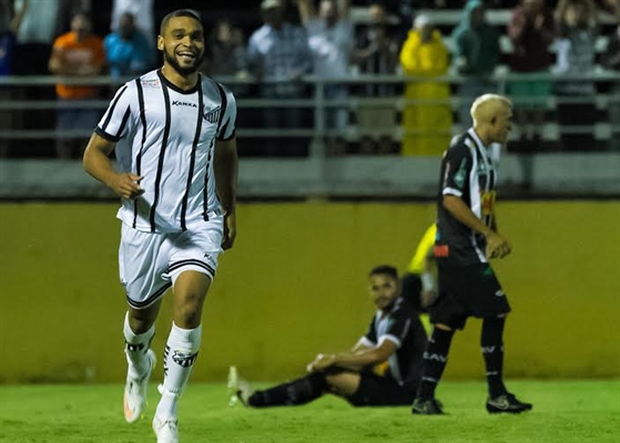 Atacante Tiago Santos decretou a vitória no segundo tempo Foto: Fábio Moraes