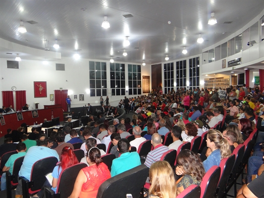 Segundo a Polícia Militar, cerca de 400 pessoas participaram da sessão da Câmara Municipal (Foto: Daniel Castro/A Cidade)