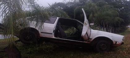 Carro sai da pista e por pouco não cai em lago