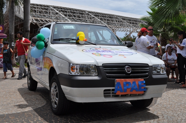 Meta da Apae é comercialização 25 mil números de promoção do carro