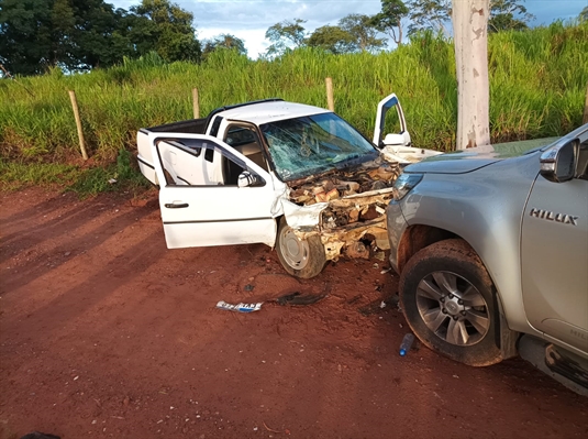  I. H.T.M., de 8 anos, foi encaminhado para a Santa Casa da cidade após uma batida frontal entre uma VW/Saveiro e uma caminhonete Toyota/Hilux (Foto: Divulgação)