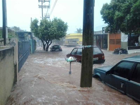 Em poucos minutos, cidade tem carros arrastados e aparelhos queimados