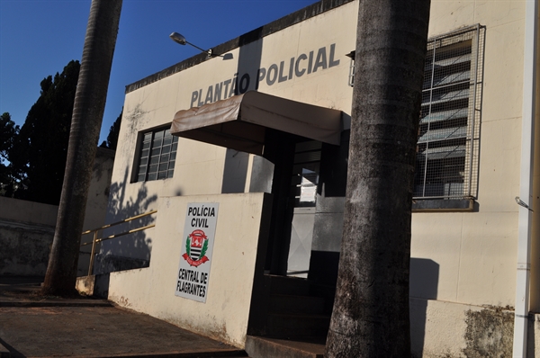 Polícia Militar deu voz de prisão ao jovem, que foi levado até o Plantão Policial de Votuporanga (Foto: Érika Chausson/A Cidade)