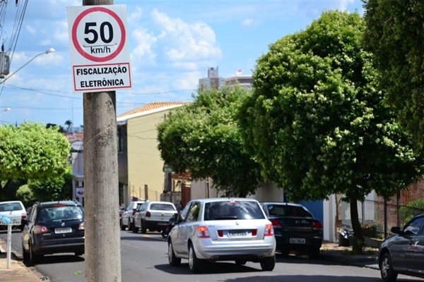 Fiscalização eletrônica de 50 km/h em eixos binários e avenidas da cidade
