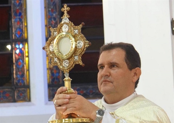 Padre opina sobre amor exagerado aos animais