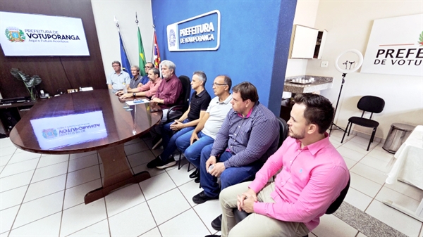 Estamos chegando quase no fim de fevereiro, e o prefeito Jorge Seba e sua equipe continuam correndo pra tentar “apagar o fogo” que se alastrou desde o começo do ano na Saev. Ontem foi a vez de convocar uma coletiva e anunciar um pacote de medidas para a autarquia. Junto do pacote também veio reforço: uma comissão foi montada para monitorar os processos da Saev daqui para frente. Será que agora a Prefeitura enterra o assunto? (Foto: Prefeitura de Votuporanga)