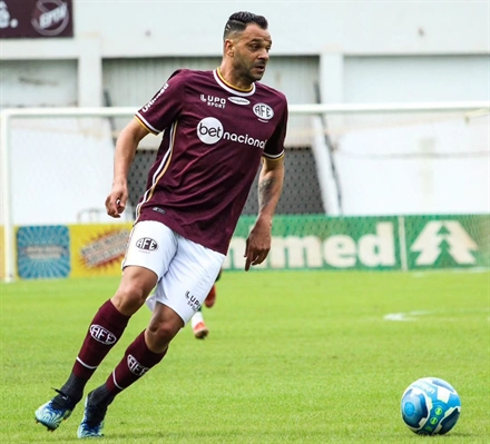 O meia votuporanguense Paulinho Santos conseguiu o acesso à Série C junto com a Ferroviária   (Foto: Reprodução/Instagram Paulinho Santos)