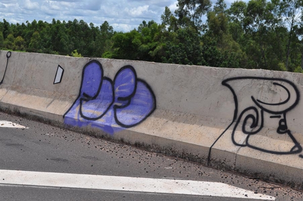 Trecho da rodovia Euclides da Cunha (SP-320) pichado