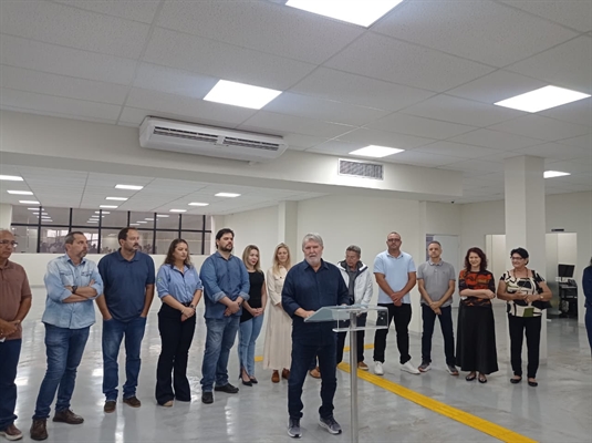 Lideranças políticas da cidade participaram ontem da assinatura para conclusão da obra no novo Paço Municipal. Foto: A Cidade