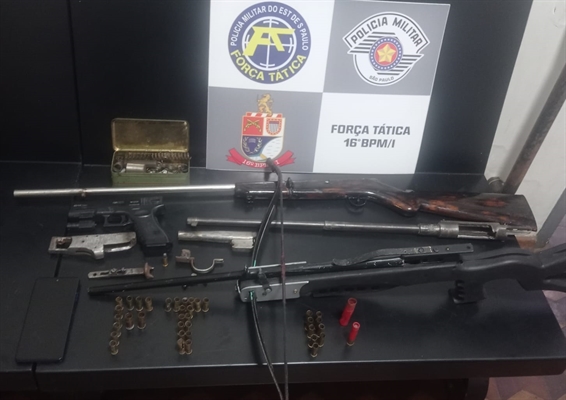  Armas encontradas durante a operação foram recolhidas pela Polícia Militar e encaminhadas à delegacia para registro e perícia. Foto: (Divulgação)