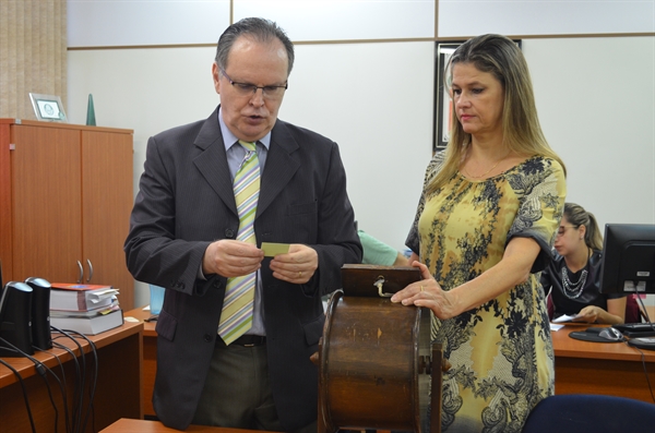 O sorteio dos 25 jurados foi realizado no dia 23 de abril, na Sala de Sentença da 1ª Vara do Fórum da Comarca de Votuporanga (Foto: Aline Ruiz/A Cidade)