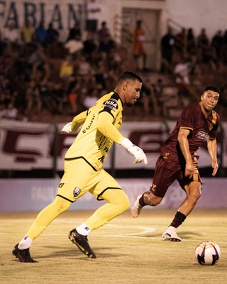 A Votuporanguense do goleiro Gabriel Félix volta a jogar na noite de amanhã na Arena Plínio Marin   Foto: Douglas Ribeiro