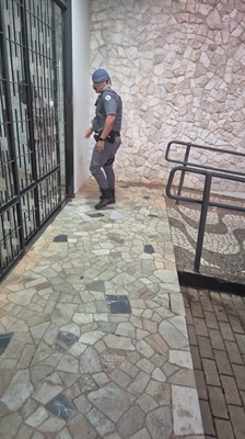 Após consulta ao Copom, os policiais constataram a existência de um mandado de prisão em aberto contra a abordada. Foto: (Divulgação)