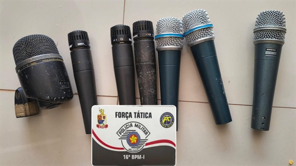  Legenda: Policiais localizaram oito microfones com características semelhantes às descritas pela vítima Foto: (Divulgação)