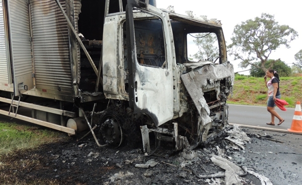 Caminhão pega fogo na rodovia após pneu estourar
