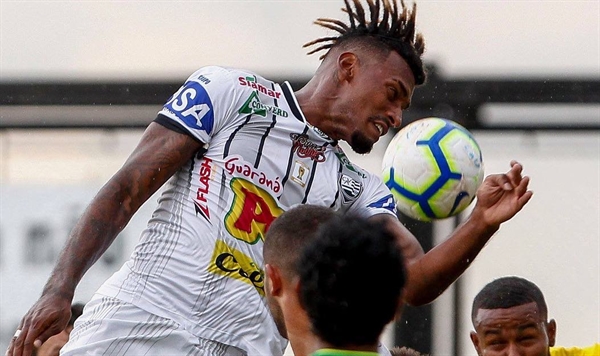 Zagueirão Luandersson vive um excelente momento no Clube Atlético Votuporanguense (Foto: Rafael Bento/CAV)