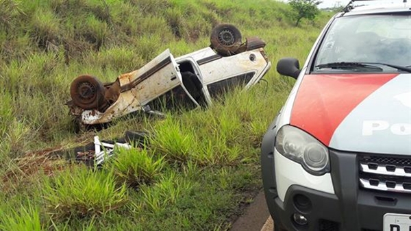 Automóvel perde controle e capota na vicinal de Valentim