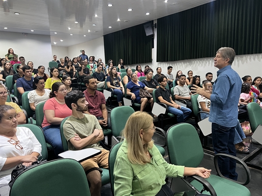 Beneficiados pelo programa Bolsa Comunitária optaram pelos cursos na tarde da última segunda-feira, no auditório Câmpus Centro (Foto: Unifev)