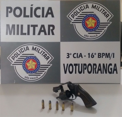 Com ele a polícia encontrou um revólver calibre 38 da marca Rossi com cinco munições intactas (Foto: Divulgação/Polícia Militar)