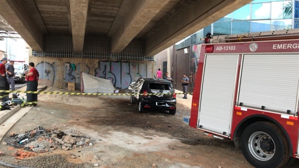 Carro com motorista pegou fogo debaixo do Viaduto Jordão Reis (Foto: Reprodução/Internet)