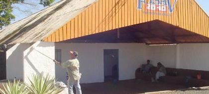 Voluntários reformam e pintam recinto de exposições