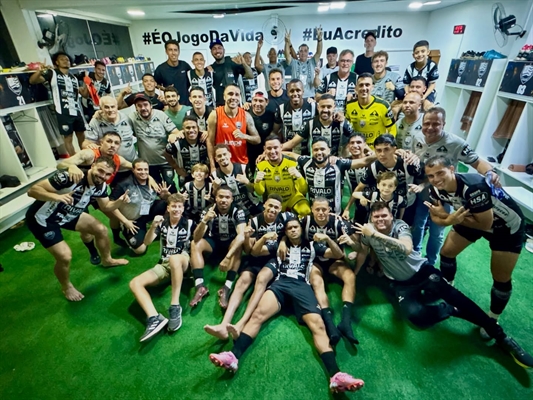 Elenco e comissão técnica comemoram a goleada diante do Água Santa por 5 a 1 na noite de anteontem  Foto: CAV