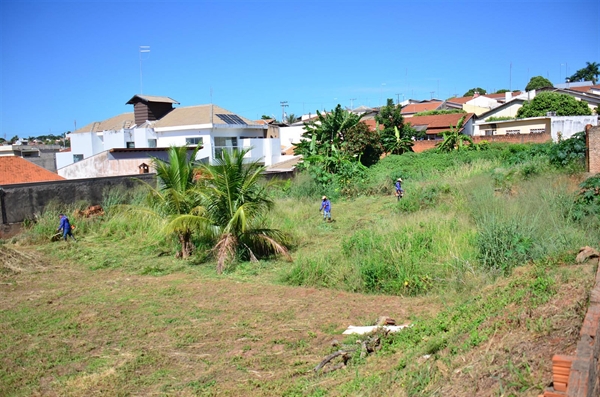 Fiscalização de terrenos baldios  segue para região sul da cidade