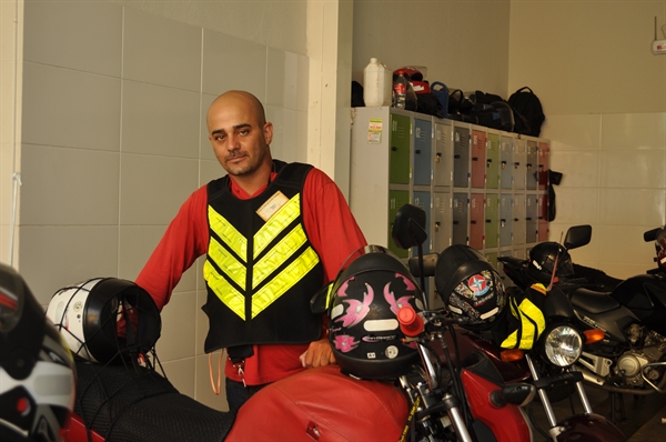 O mototaxista Douglas Leandro dos Santos, que trabalha na área há mais de 10 anos (Foto: Gabriele Reginaldo/A Cidade)