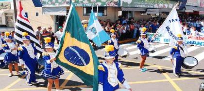 Desfile Cívico e Cavalgada encerram festa de Valentim 