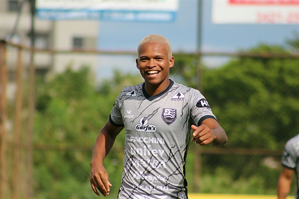 A Votuporanguense do volante Dérick volta a jogar na tarde de hoje (Foto: Rafa Bento/CAV)