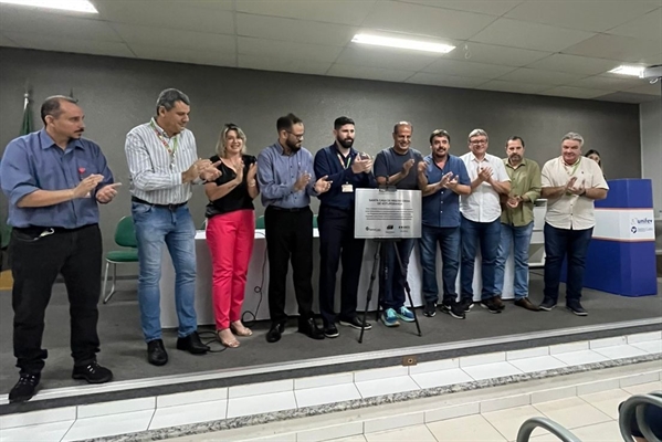 A entrega foi feita pelos representantes da Neoenergia em uma cerimônia com a presença de diretores da Santa Casa e lideranças (Foto: A Cidade)