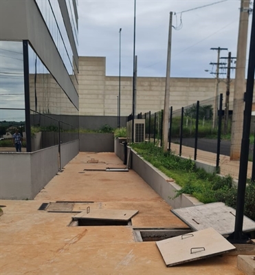 Ladrões furtaram mais de R$ 100 mil em cabos e fios elétricos das já demoradas obras do novo Paço Municipal de Votuporanga (Foto: Reprodução)