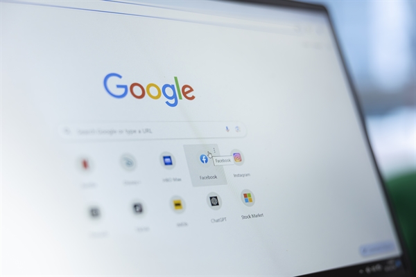 Muitos negócios ainda não aparecem nas buscas do Google por ausência de estratégias de autoridade digital. Foto: Freepik