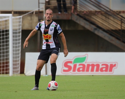 O zagueiro Miguel Alcantara assumiu a falha no pênalti que cometeu a favor do Noroeste e disse que erros serão corrigidos (Foto: Rafael Bento/CAV)