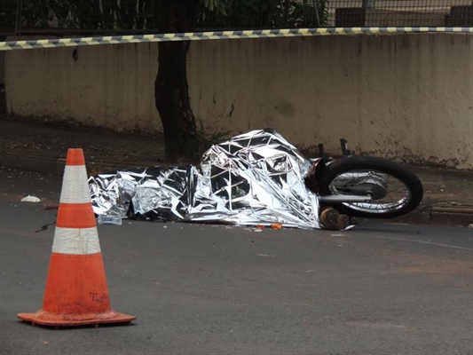 Caminhão avança "Pare", atropela e mata motociclista