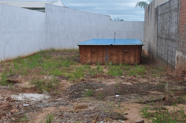 Piscina abandonada é  retirada de terreno vazio