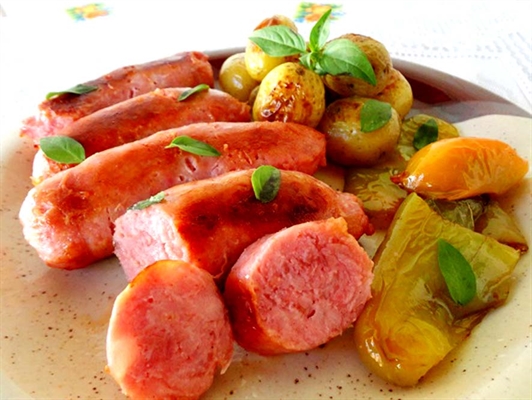 Linguiça ao forno com batatas